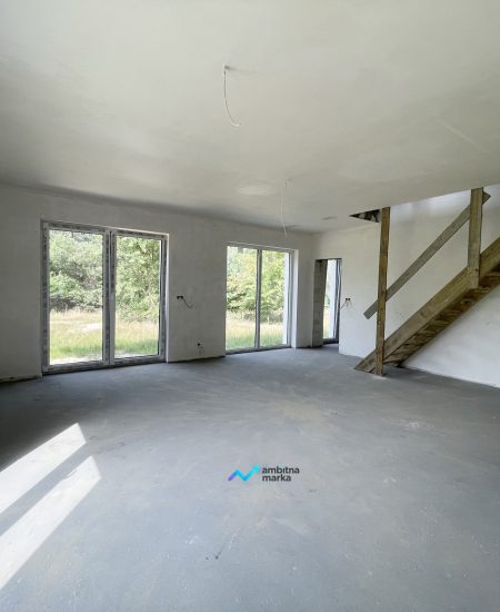 dom-arciechow-salon-schody-scaled.jpg